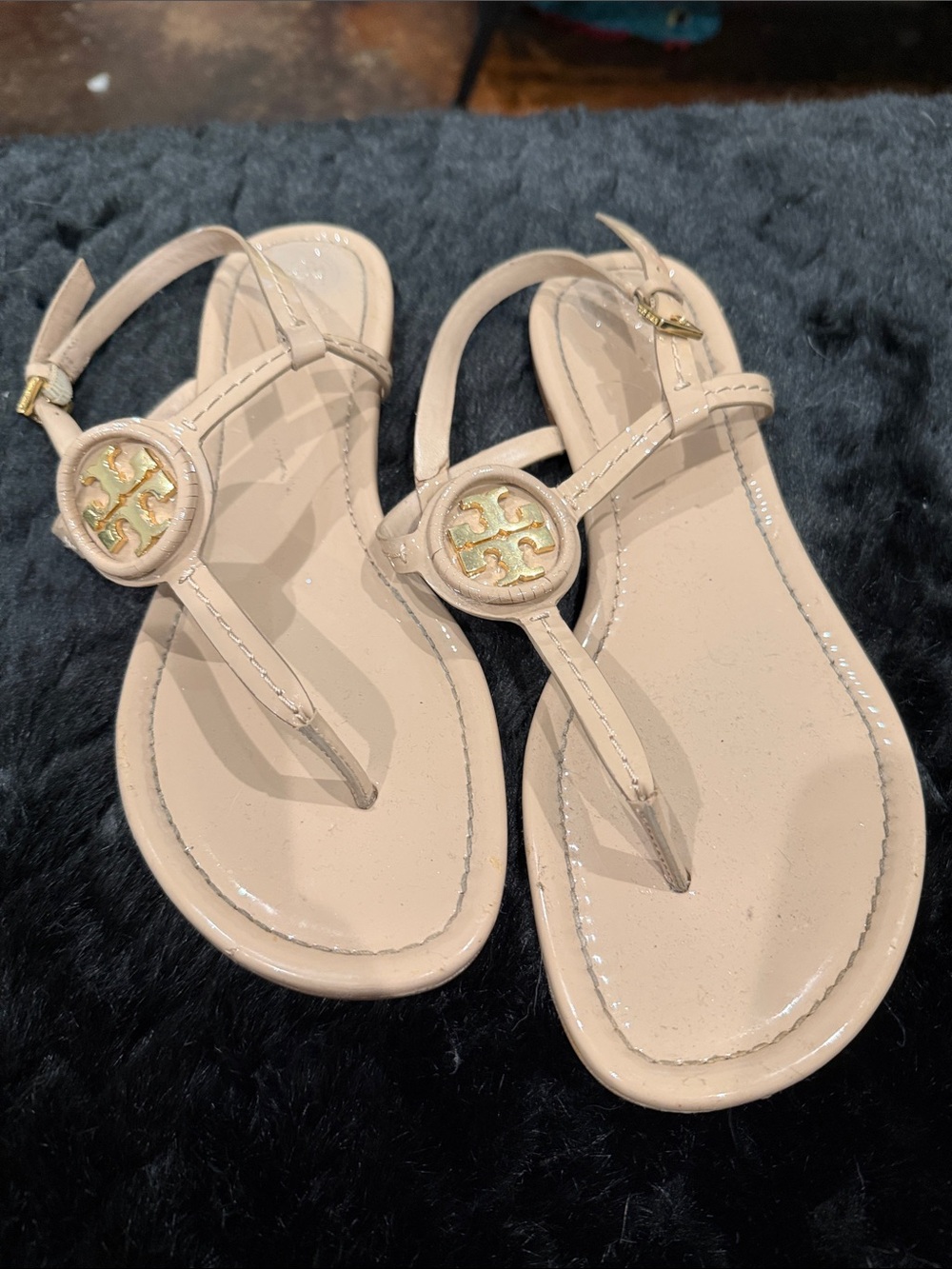 Tory Burch Beige Patent Leather Thong Sandals with Gold Logo